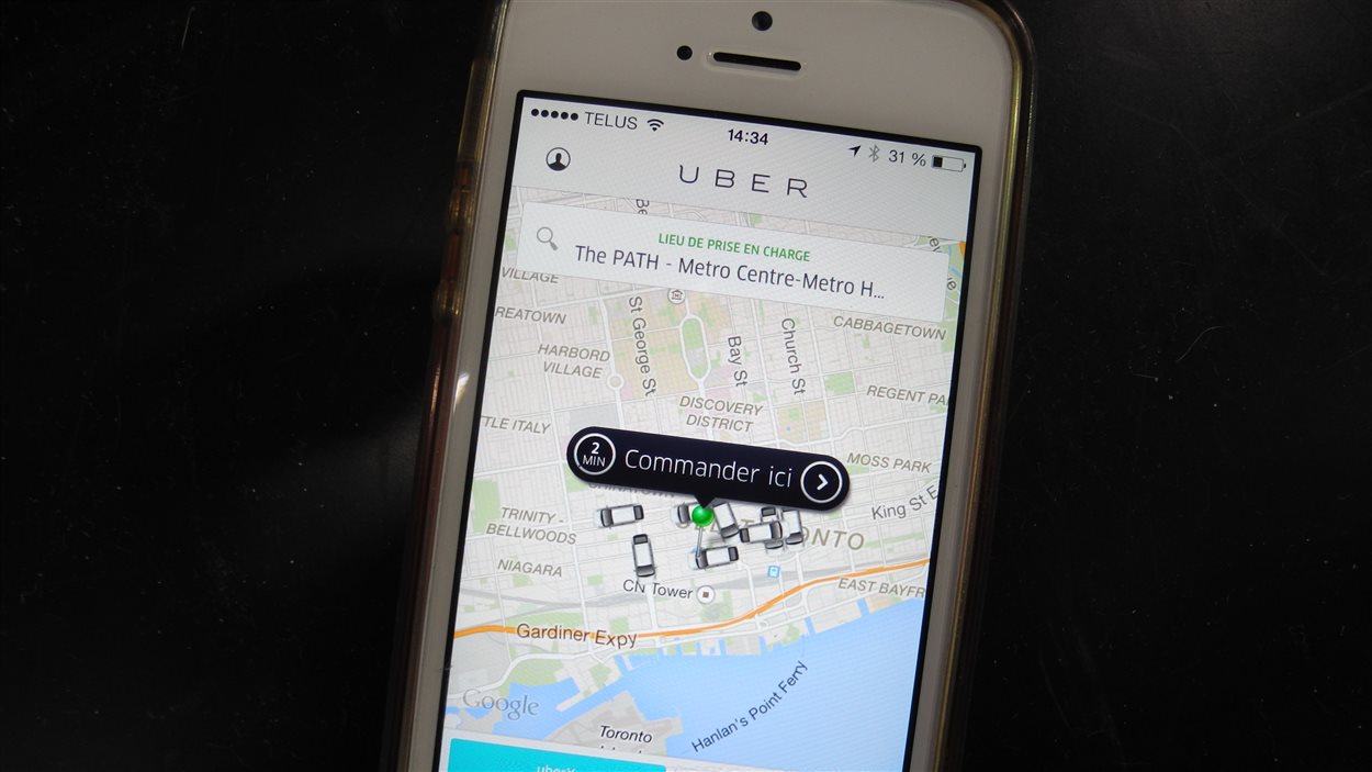 L'application Uber permet de héler un taxi grâce à un téléphone intelligent. L'application Uber permet de héler un taxi grâce à un téléphone intelligent.