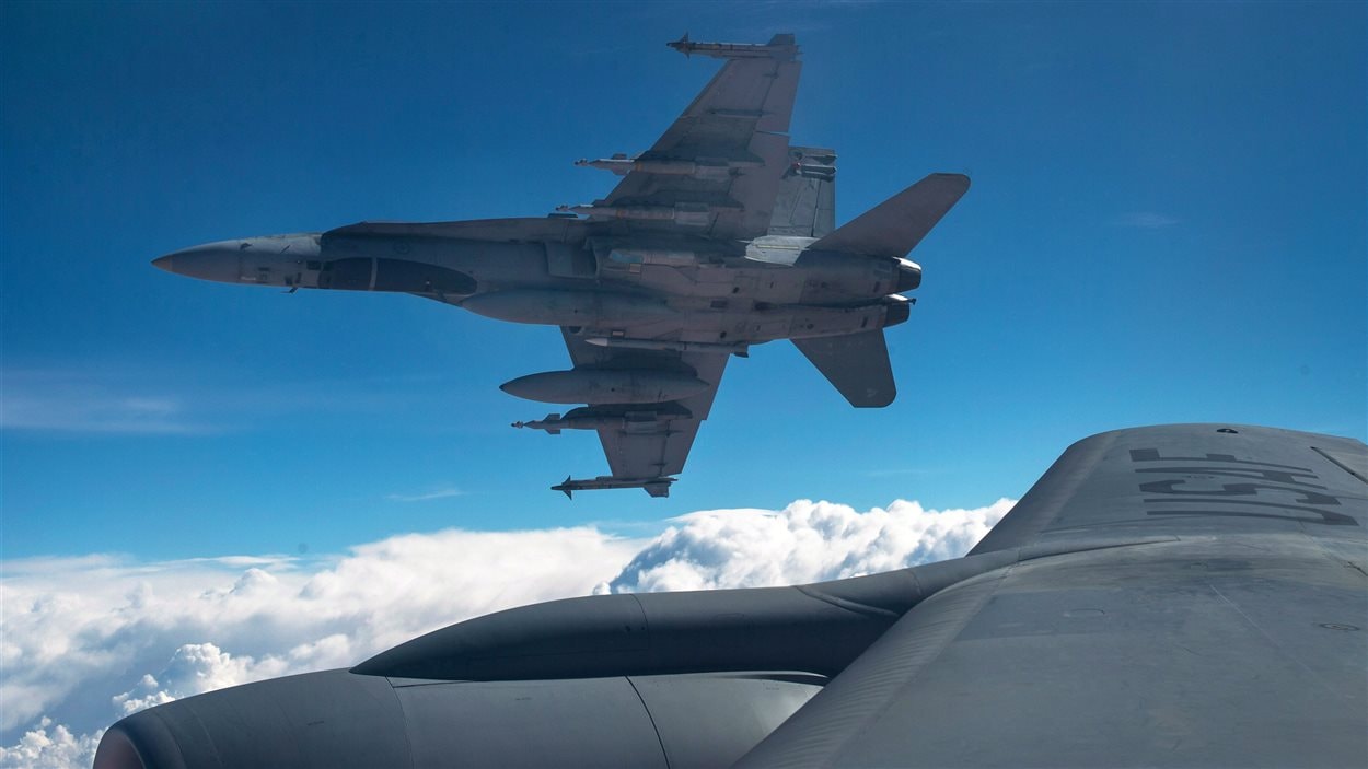 Quatre chasseurs CF-18 canadiens ont participé à une opération de la coalition menée par les États-Unis contre un entrepôt de l'État islamique en Irak. Quatre chasseurs CF-18 canadiens ont participé à une opération de la coalition menée par les États-Unis contre un entrepôt de l'État islamique en Irak.