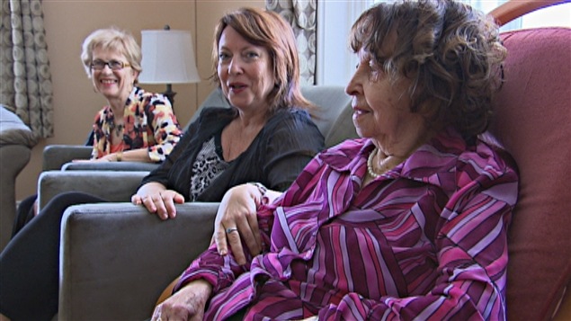 Manon et Ginette Ricard avec leur mère Manon et Ginette Ricard avec leur mère