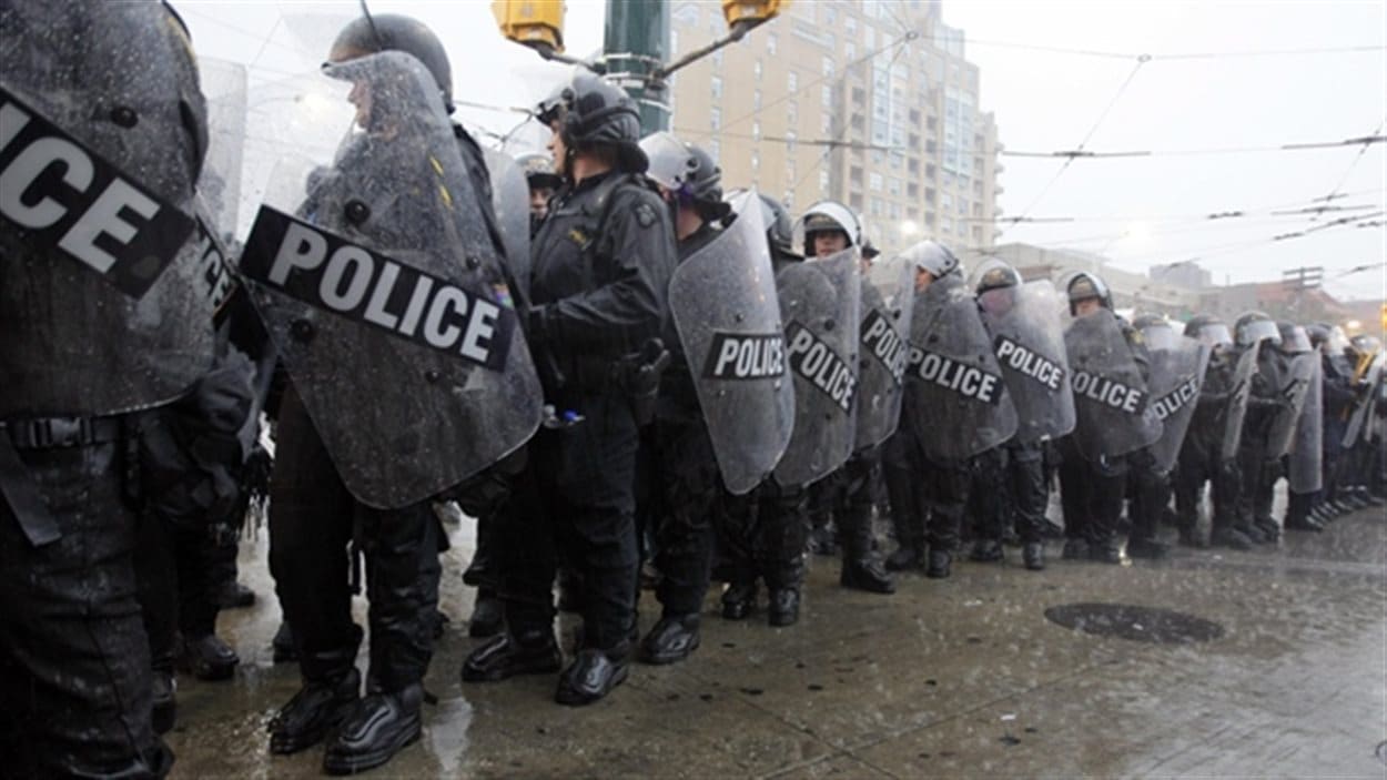 Des policiers encerclent des manifestants lors du sommet du G20 à Toronto en 2010. Des policiers encerclent des manifestants lors du sommet du G20 à Toronto en 2010.