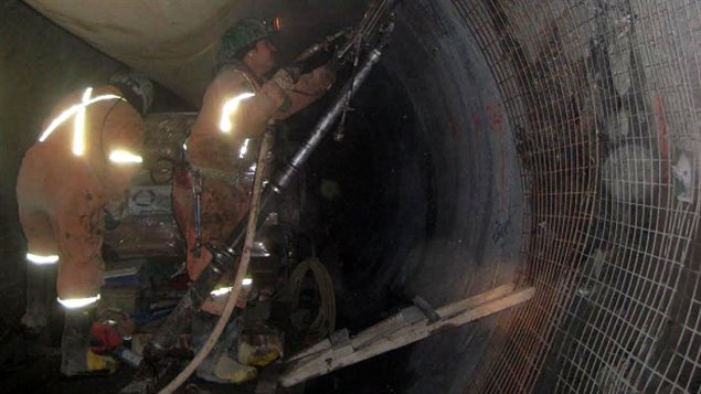 Michael Zehaf-Bibeau (à droite) dans une photo obtenue par CBC News le montrant au travail pendant la construction d'un tunnel à Squamish en C.-B., vers la fin des années 2000. Michael Zehaf-Bibeau (à droite) dans une photo obtenue par CBC News le montrant au travail pendant la construction d'un tunnel à Squamish en C.-B., vers la fin des années 2000.