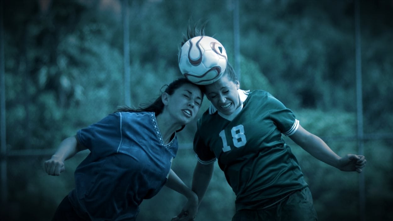 2 joueuses de soccer frappent le ballon avec leurs têtes 2 joueuses de soccer frappent le ballon avec leurs têtes