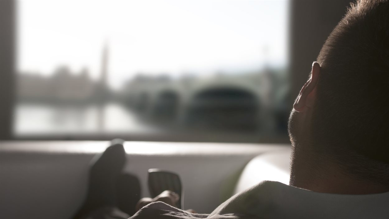 Un homme regarde la télévision Un homme regarde la télévision
