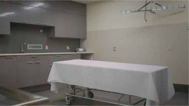 Une table d'autopsie Une table d'autopsie