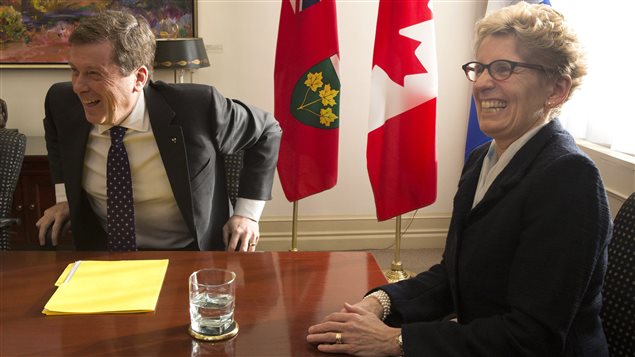 Le nouveau maire de Toronto, John Tory, est tout sourire, en compagnie de la première ministre de l'Ontario, Kathleen Wynne. Le nouveau maire de Toronto, John Tory, est tout sourire, en compagnie de la première ministre de l'Ontario, Kathleen Wynne.