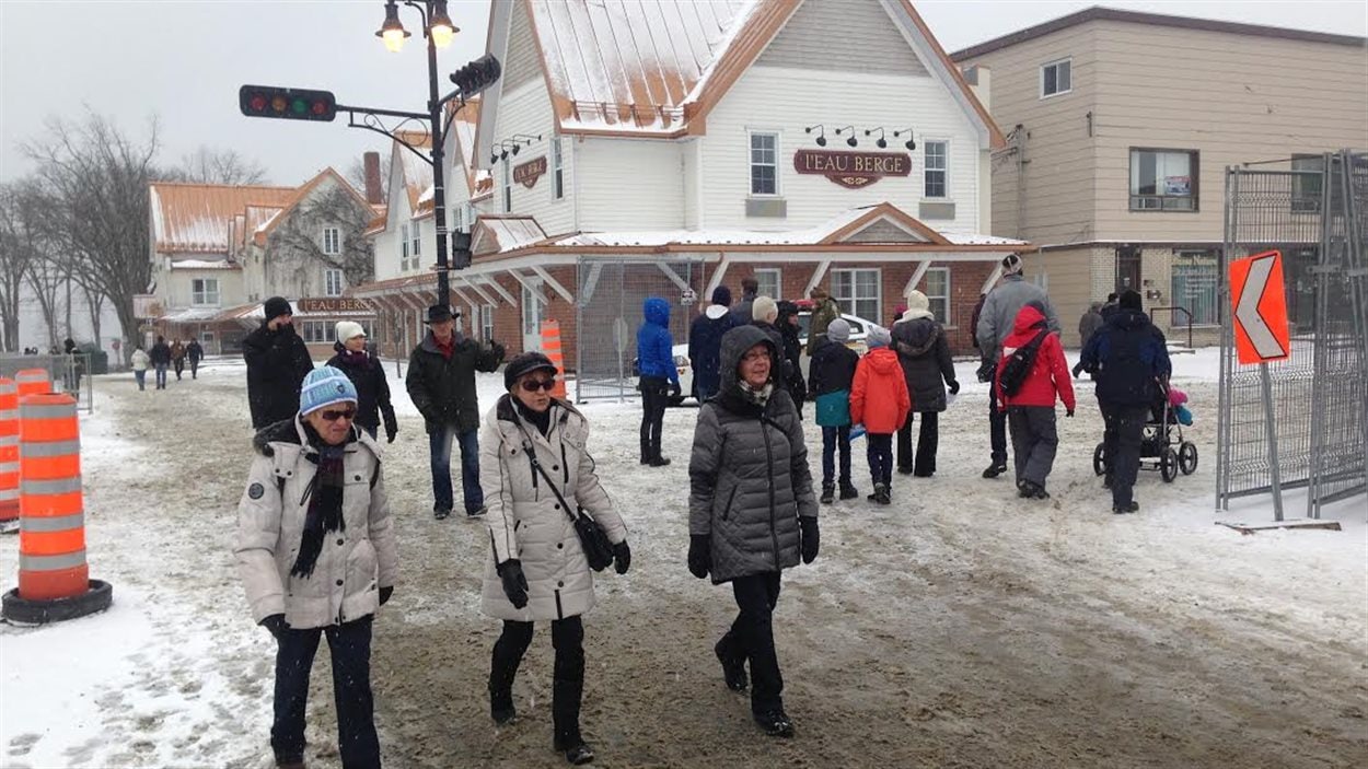 Des citoyens marchent dans le centre-ville de Lac-Mégantic Des citoyens marchent dans le centre-ville de Lac-Mégantic