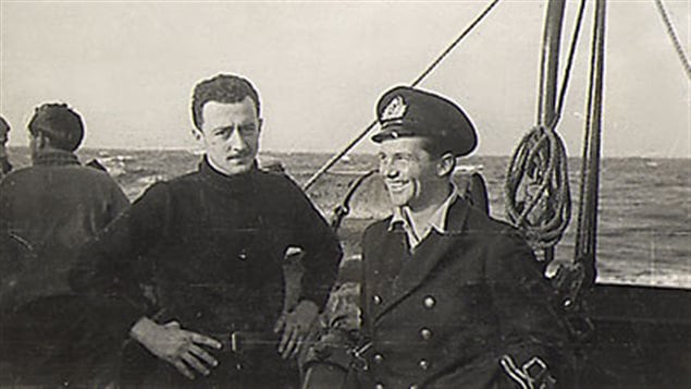 Stanislas Déry, commandant en second du HMCS St.Thomas, en compagnie de Peter Heisig, commandant en second du sous-marin U-877, en 1944. Stanislas Déry, commandant en second du HMCS St.Thomas, en compagnie de Peter Heisig, commandant en second du sous-marin U-877, en 1944.