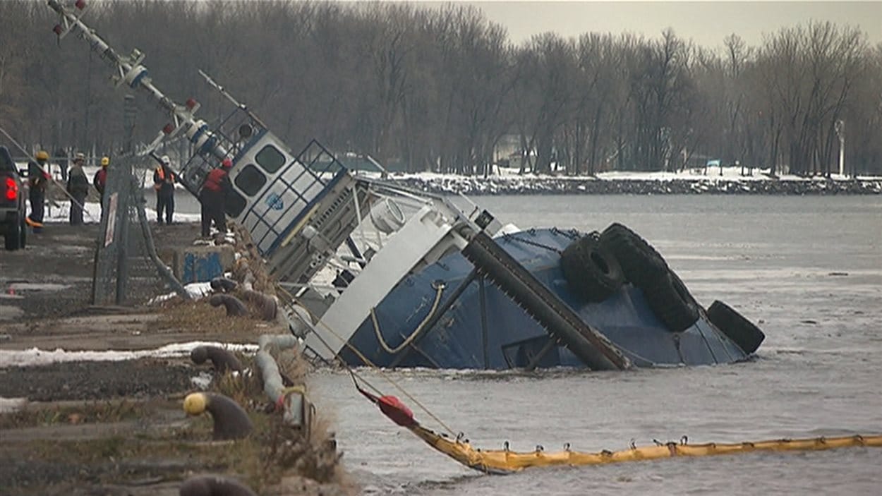Le bateau-remorqueur qui a sombré dans le fleuve Saint-Laurent Le bateau-remorqueur qui a sombré dans le fleuve Saint-Laurent
