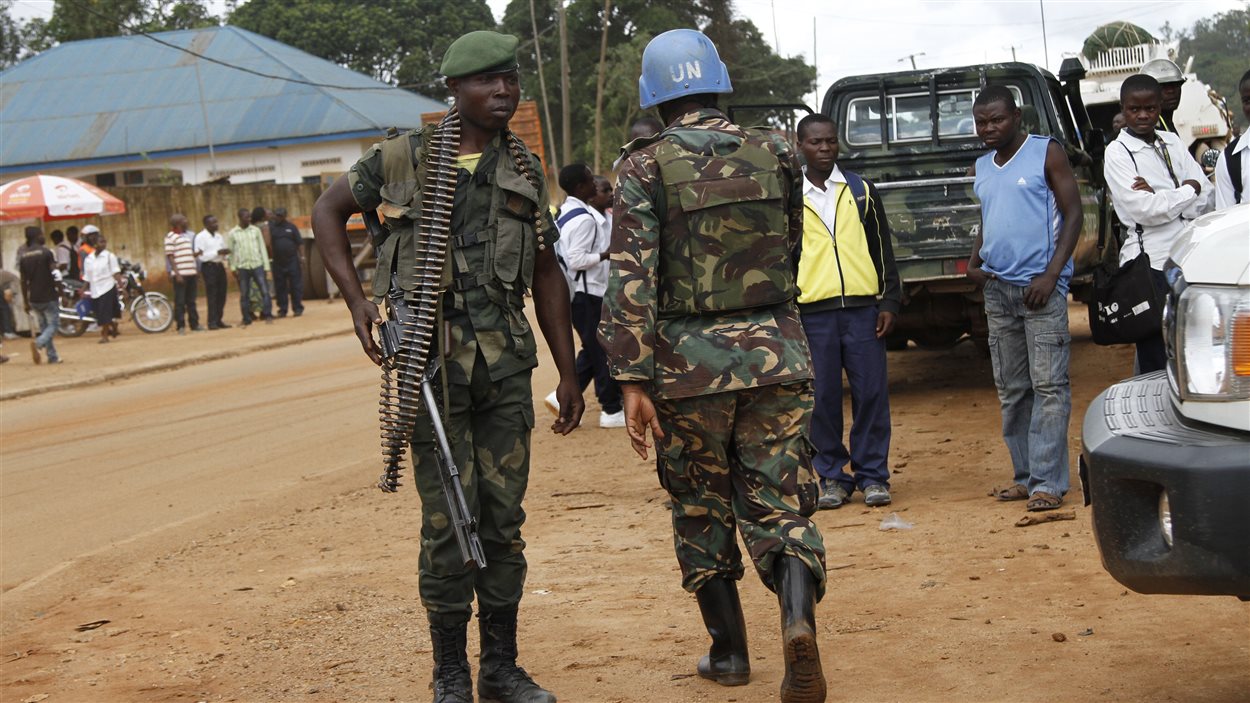 Un soldat congolais et un Casque bleu de la Monusco à Beni, dans le Nord-Kivu, en octobre 2014. Un soldat congolais et un Casque bleu de la Monusco à Beni, dans le Nord-Kivu, en octobre 2014.