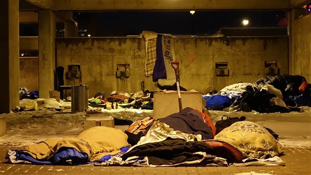 Des sans-abri montréalais passent la nuit dans le square Viger. Des sans-abri montréalais passent la nuit dans le square Viger.