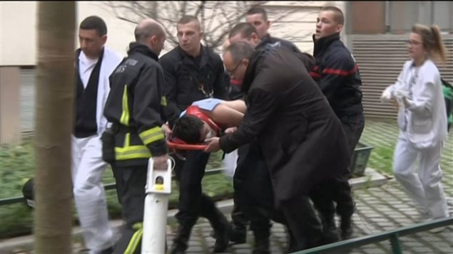 Un blessé évacué du siège de Charlie Hebdo. Un blessé évacué du siège de Charlie Hebdo.