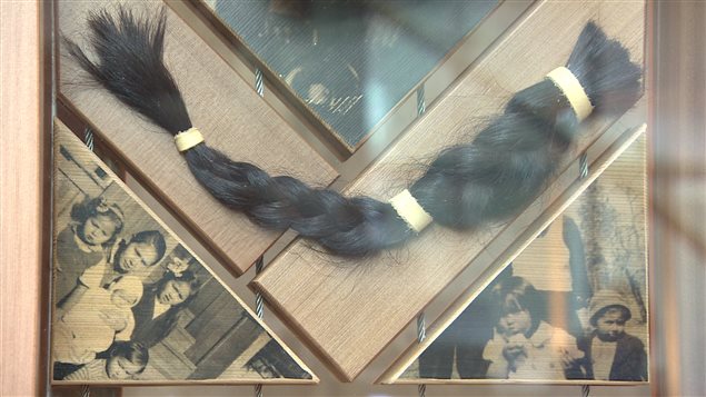Plusieurs Autochtones ont offerts leurs tresses de cheveux pour rappeler que les enfants qui ont fréquenté les pensionnats autochtones étaient obligés de couper leurs cheveux. Plusieurs Autochtones ont offerts leurs tresses de cheveux pour rappeler que les enfants qui ont fréquenté les pensionnats autochtones étaient obligés de couper leurs cheveux.