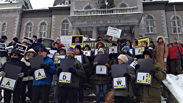 Une manifestation pour la libération de Raif Badawi à Sherbrooke, vendredi midi. Une manifestation pour la libération de Raif Badawi à Sherbrooke, vendredi midi.
