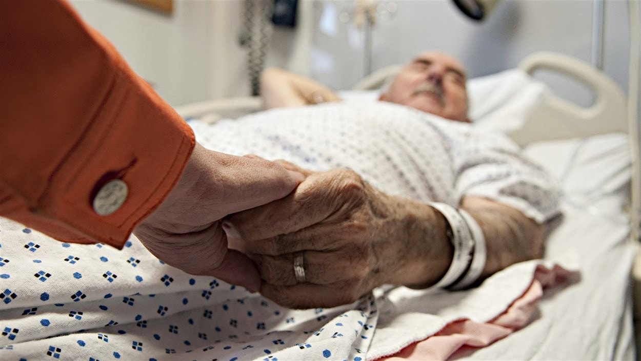 Un aîné reçoit des soins dans un centre hospitalier. Un aîné reçoit des soins dans un centre hospitalier.