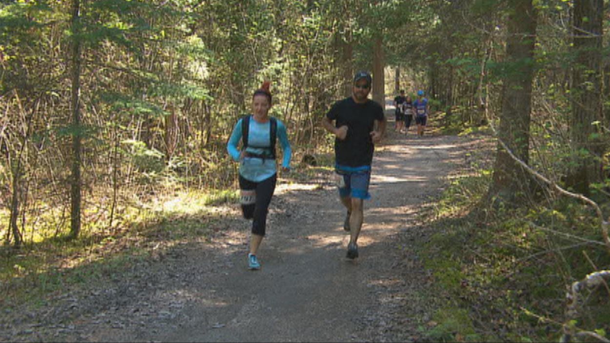 Course dans un sentier Course dans un sentier