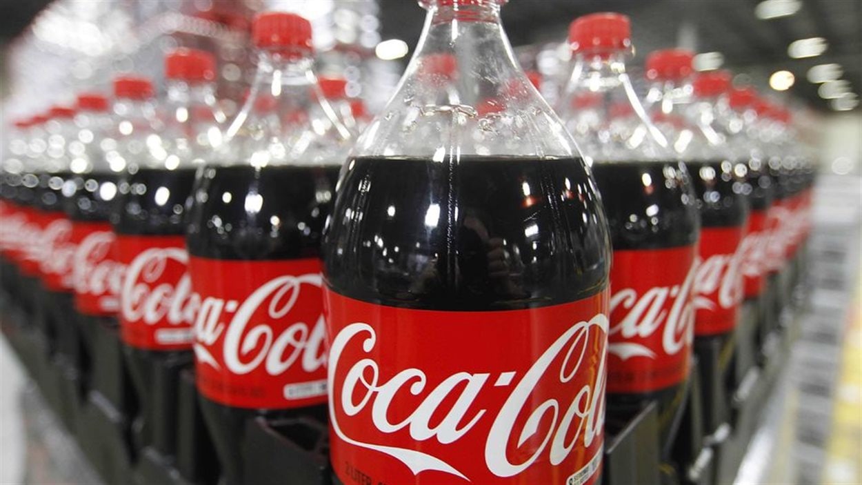 Le nouveau produit qui arrivera sur les tablettes des épiceries a une concentration de sirop inférieure et environ 8 pour cent moins de calories - 240 calories pour une bouteille de Coca-Cola de 591 millilitres, par rapport à 260 pour la formule classique non modifiée. Le nouveau produit qui arrivera sur les tablettes des épiceries a une concentration de sirop inférieure et environ 8 pour cent moins de calories - 240 calories pour une bouteille de Coca-Cola de 591 millilitres, par rapport à 260 pour la formule classique non modifiée.