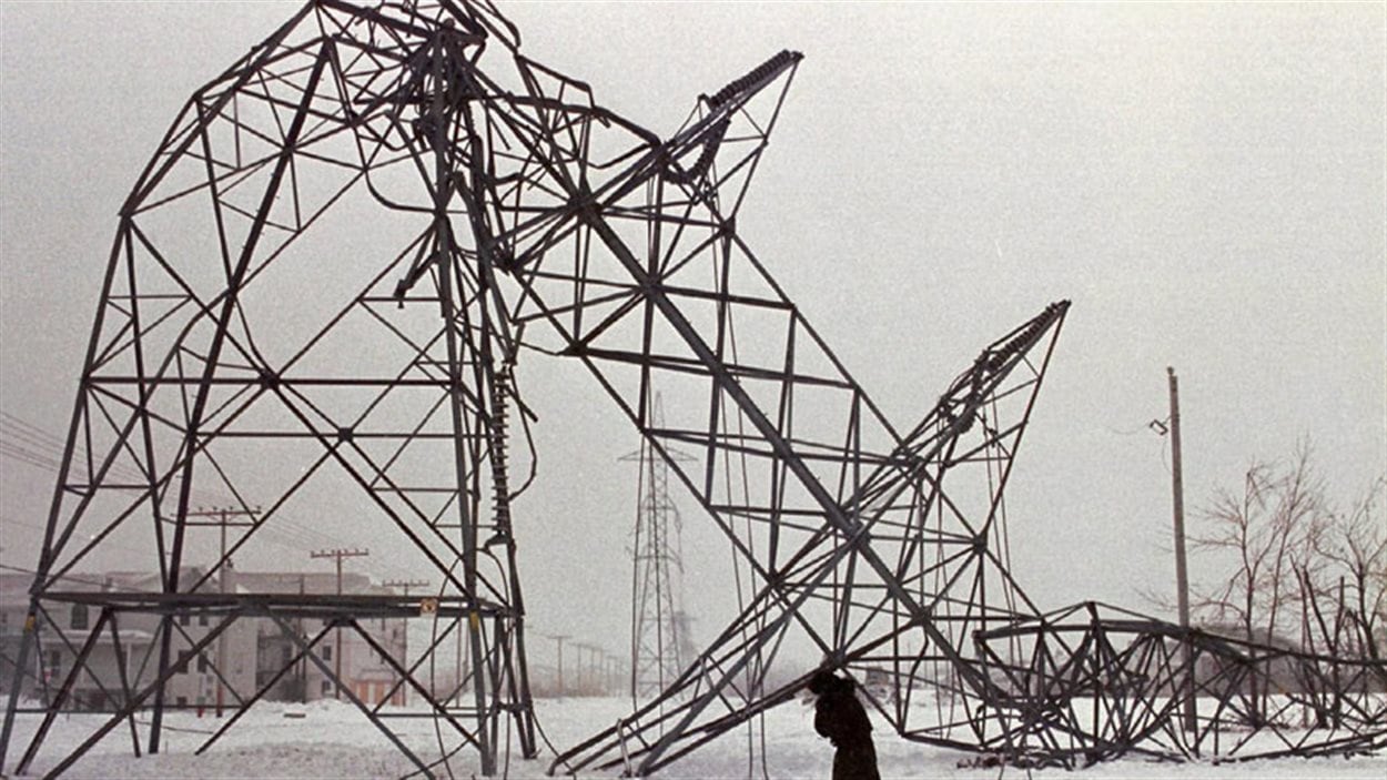 Pylone électrique écrasé près de St-Constant, au Québec
