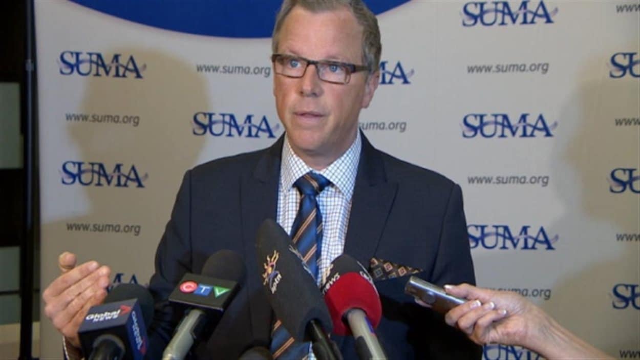 Le premier ministre de la Saskatchewan Brad Wall lors d'une rencontre de l'Association des municipalités urbaines de la Saskatchewan (SUMA). Le premier ministre de la Saskatchewan Brad Wall lors d'une rencontre de l'Association des municipalités urbaines de la Saskatchewan (SUMA).