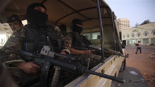 Des combattants houthis en tenue de policiers près du palais présidentiel à Sanaa Des combattants houthis en tenue de policiers près du palais présidentiel à Sanaa