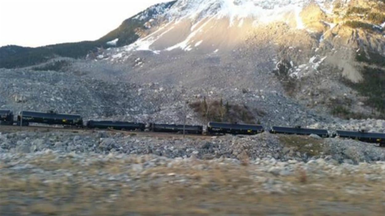 Des wagons du train ont quitté les rails en Alberta Des wagons du train ont quitté les rails en Alberta