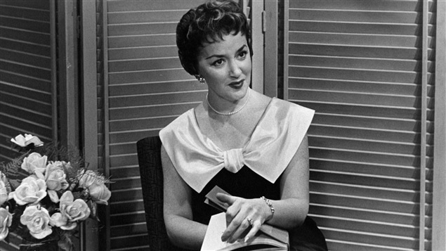 L'animatrice de l'émission « À la romance », Lucille Dumont, en 1956. L'animatrice de l'émission « À la romance », Lucille Dumont, en 1956.