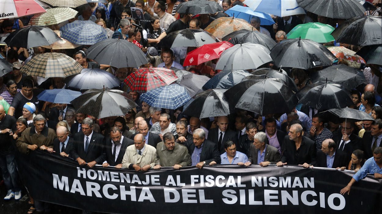 Des centaines de milliers d'Argentins ont marché dans les rues de Buenos Aires le 18 février 2015 en hommage au procureur Alberto Nisman. Des centaines de milliers d'Argentins ont marché dans les rues de Buenos Aires le 18 février 2015 en hommage au procureur Alberto Nisman.