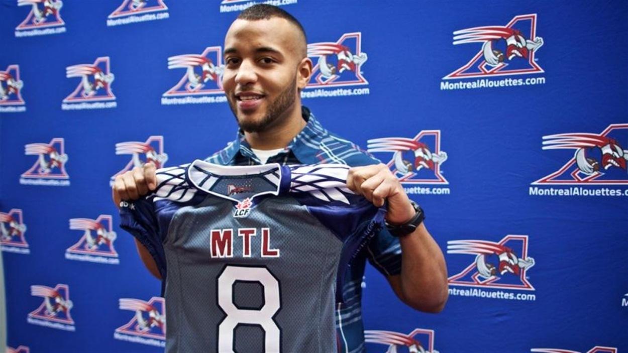 Boris Bede avec le chandail des Alouettes Boris Bede avec le chandail des Alouettes