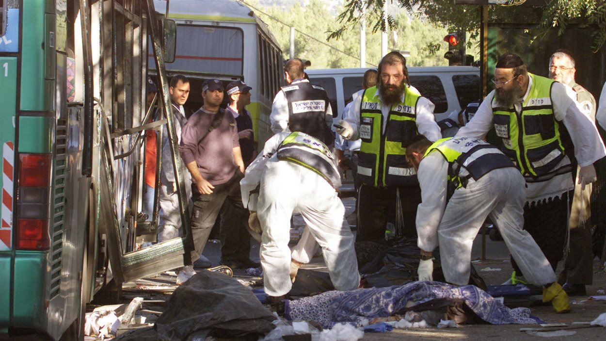 Des sauveteurs israéliens sont sur la scène d'une attaque-suicide à la bombe perpétrée par un Palestinien en novembre 2002. Des sauveteurs israéliens sont sur la scène d'une attaque-suicide à la bombe perpétrée par un Palestinien en novembre 2002.