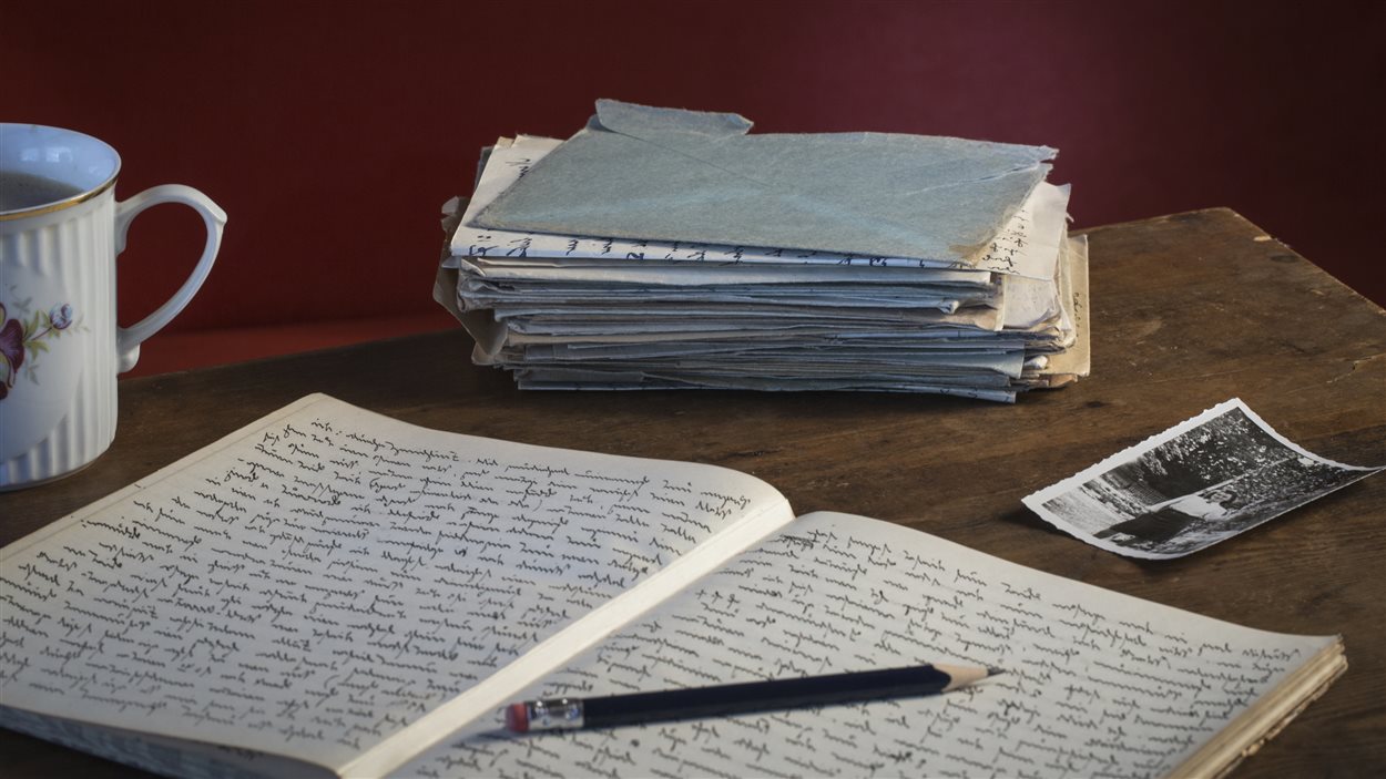 Cahier, tasse et vieilles lettres. Cahier, tasse et vieilles lettres.