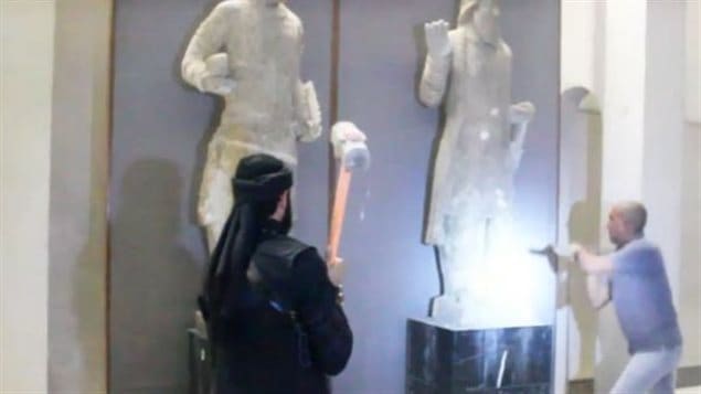 Des djihadistes du groupe armé État islamique détruisent des artéfacts du musée de Mossoul, en Irak. Des djihadistes du groupe armé État islamique détruisent des artéfacts du musée de Mossoul, en Irak.