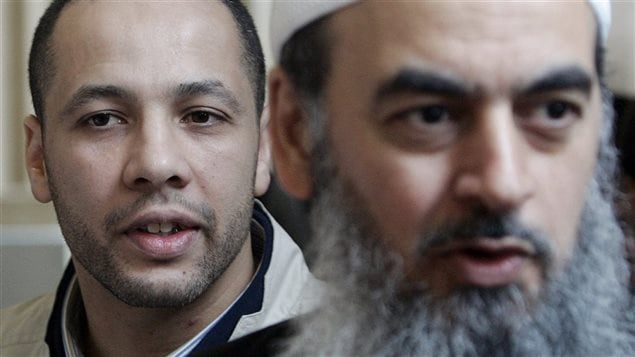 Adil Charkaoui, à gauche, et Salam Elmenyawi du Conseil musulman de Montréal, à la Cour suprême du Canada le 13 juin 2006 Adil Charkaoui, à gauche, et Salam Elmenyawi du Conseil musulman de Montréal, à la Cour suprême du Canada le 13 juin 2006