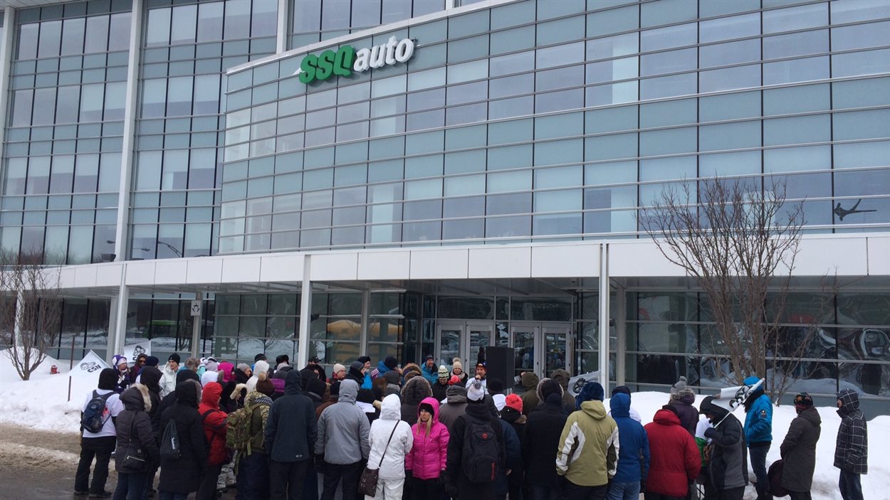 Des employés sont en grève devant les bureaux de SSQ Auto. Des employés sont en grève devant les bureaux de SSQ Auto.