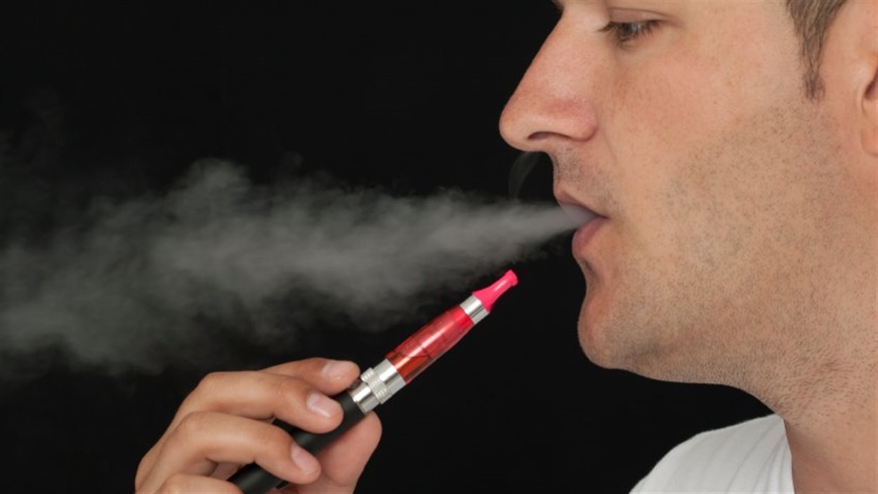 Une cigarette électronique Une cigarette électronique