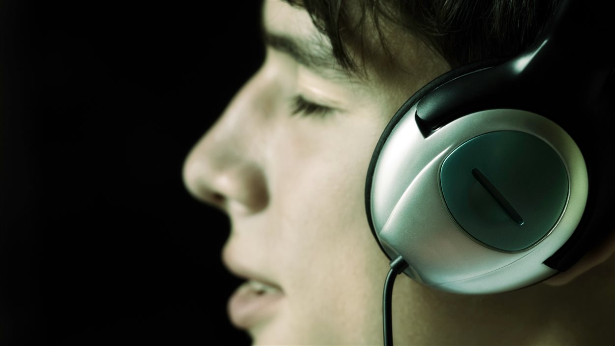 Un jeune homme écoute de la musique Un jeune homme écoute de la musique