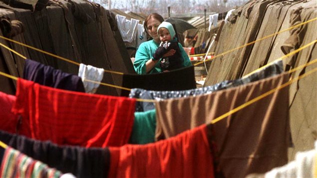 Une femme du Kosovo dans un camp de réfugiés en Macédoine, en 1999