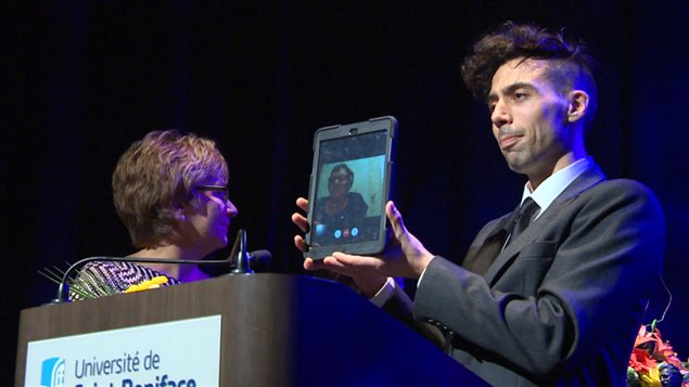 Janine Bertrand a livré son discours de remerciement via Skype. Janine Bertrand a livré son discours de remerciement via Skype.