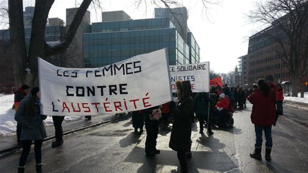 Plusieurs femmes se sont rassemblées à Québec pour manifester. Plusieurs femmes se sont rassemblées à Québec pour manifester.