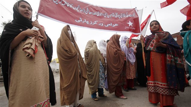 Manifestation au Pakistan : les femmes tiennent une affiche sur laquelle elles prônent l'élimination de toute barrière politique, sociale et économique qui asservissent les femmes. Manifestation au Pakistan : les femmes tiennent une affiche sur laquelle elles prônent l'élimination de toute barrière politique, sociale et économique qui asservissent les femmes.