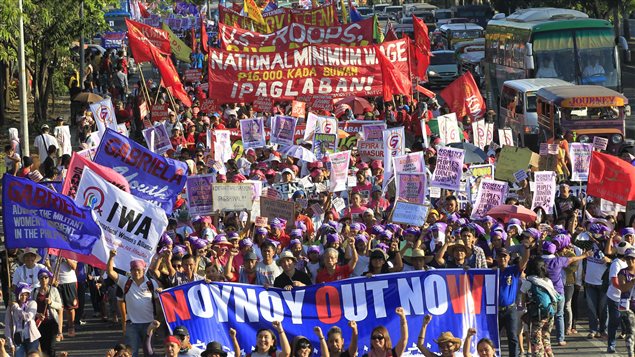 Une manifestation a lieu à Manille, aux Philippines, en hommage aux femmes qui ont perdu un mari, un frère, un fils ou un conjoint lors d'affrontements avec les rebelles musulmans le 25 janvier dernier. Une manifestation a lieu à Manille, aux Philippines, en hommage aux femmes qui ont perdu un mari, un frère, un fils ou un conjoint lors d'affrontements avec les rebelles musulmans le 25 janvier dernier.