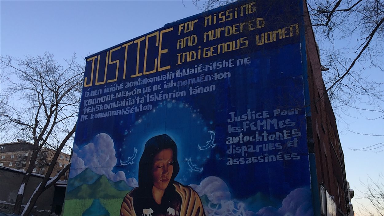 Une oeuvre rend hommage aux femmes autochtones disparues ou assassinées, sur la façade d'un édifice du boulevard Saint-Laurent, à Montréal, en février 2014. Une oeuvre rend hommage aux femmes autochtones disparues ou assassinées, sur la façade d'un édifice du boulevard Saint-Laurent, à Montréal, en février 2014.