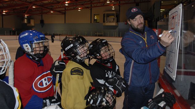 Joé Juneau avec des jeunes de la catégorie « atomes » de Kuujjuaq au Nunavik