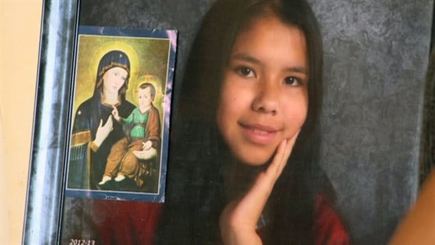 Tina Fontaine a été trouvée sans vie le 17 août dernier, enveloppée dans un sac et jetée dans la rivière Rouge à Winnipeg. Portée disparue depuis le 9 août, elle était sous la garde des services sociaux manitobains et habitait l'hôtel Best Western Charterhouse au moment de sa disparition. Tina Fontaine a été trouvée sans vie le 17 août dernier, enveloppée dans un sac et jetée dans la rivière Rouge à Winnipeg. Portée disparue depuis le 9 août, elle était sous la garde des services sociaux manitobains et habitait l'hôtel Best Western Charterhouse au moment de sa disparition.