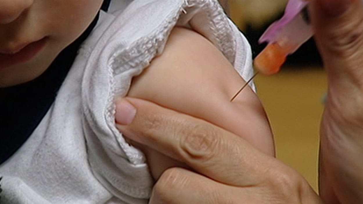 Un enfant reçoit le vaccin contre la rougeole Un enfant reçoit le vaccin contre la rougeole