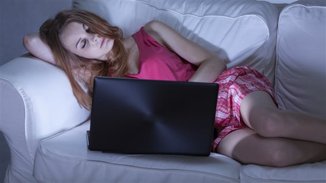 Une adolescente s'est endormie devant son ordinateur.