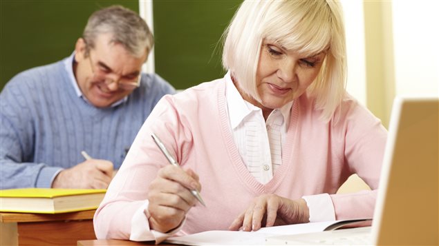 Des retraités assistent à un cours.