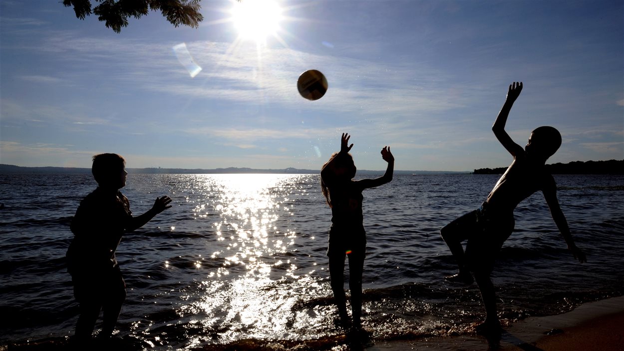 Des enfants sur le bord du lac Ypacarai, à San Bernadino, au Paraguay, le 12 janvier 2015 Des enfants sur le bord du lac Ypacarai, à San Bernadino, au Paraguay, le 12 janvier 2015