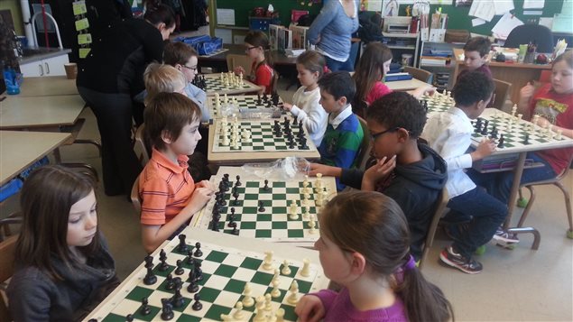 Des enfants jouent aux échecs. Des enfants jouent aux échecs.