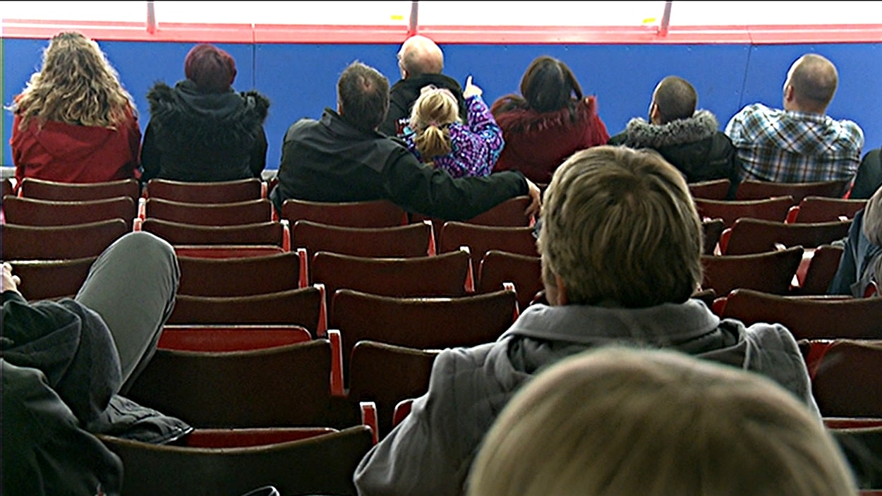 Les gradins du Centre Robert-Guertin, à Gatineau, ne sont pas pleins lors des matchs des Olympiques. (mars 2015) Les gradins du Centre Robert-Guertin, à Gatineau, ne sont pas pleins lors des matchs des Olympiques. (mars 2015)