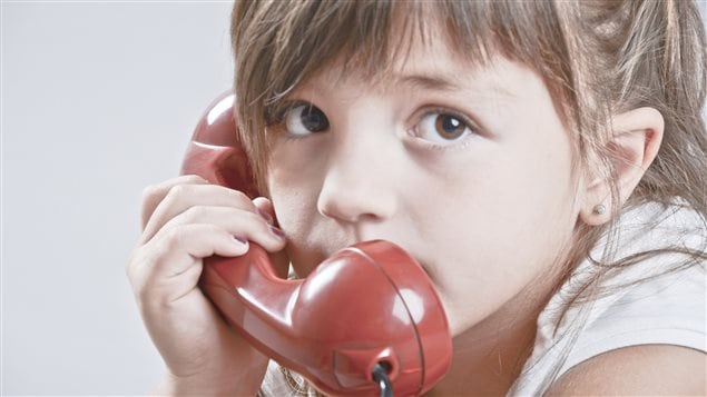 Une petite fille au téléphone