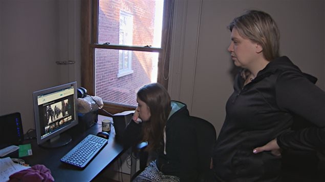 Naomie Tremblay-Trudeau et sa mère Catherine Tremblay regarde les images de l'événement. Naomie Tremblay-Trudeau et sa mère Catherine Tremblay regarde les images de l'événement.